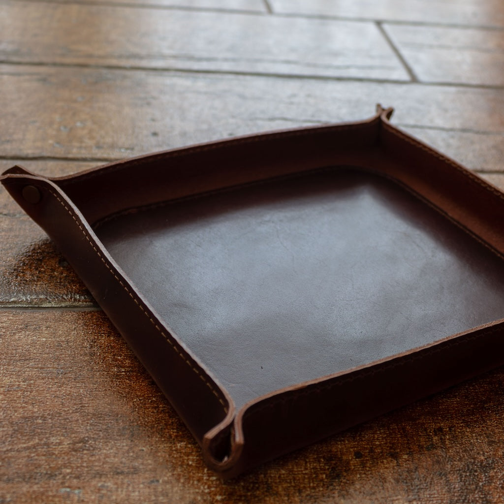 Handcrafted medium-sized leather LWG valet tray in moro color